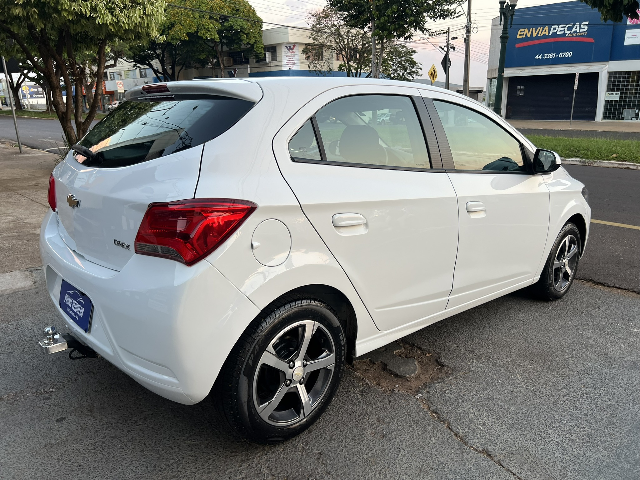 Chevrolet Onix Hatch Joy 1.0 8V Flex 5P Mec - foto 4